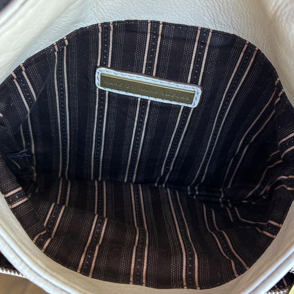 Marc by Marc Jacobs Fold-Over Leather Clutch Gold Medallion creamy white EUC - Picture 8 of 10